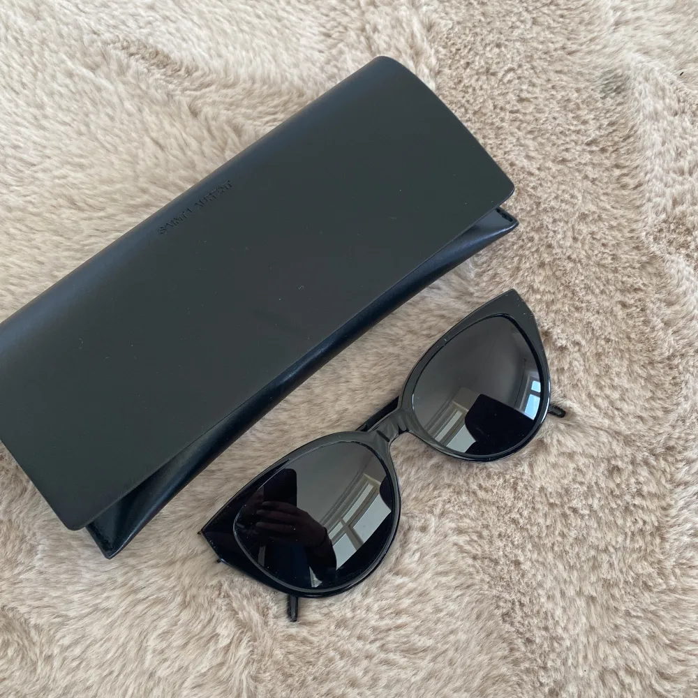 Äkta solglasögon från Yves Saint Laurent. Accessoarer.