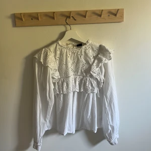 Vit blus - Jättefin blus ifrån ginatricot , storlek 36/34