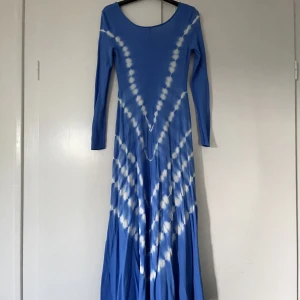 Klänning - Cool blå batikklänning från Zara. 