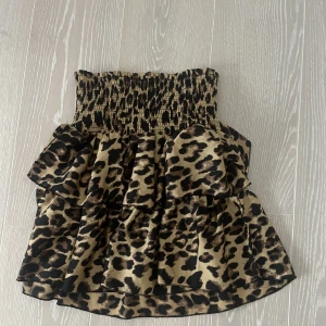 Kjol - (Andra bilden är lånad). Säljer denna superfina volangkjolen! Är i jättebra skick då den inte passade mig! I storlek M men passar även S.