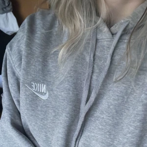 nike hoodie - grå nike hoodie storlek M :)