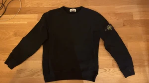 Stone island tröja junior  - Säljer nu min stone island tröja för juniorer. Skulle nog säga att den passar folk runt 160-170 tröjan är i använt men gott skick.