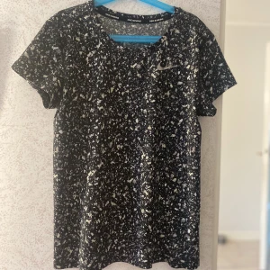 T-shirt - En tränings t-shirt i märker Nike och väldigt fin. Använd 3 gånger och älskar den. Den är i storlek S och orginal priset är 279 men säljer den för 80 kr plus frakt 