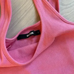 Super fint rosa linne ifrån bikbok, storlek S. Perfekt inför sommaren! Köpt för ca 150kr och knappt använt