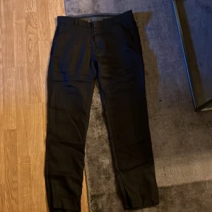 Svarta linne byxor - Säljer ett par svarta linnebyxor i ifrån hm då dom är för små för mig Storlek: 48 Kan fraktas