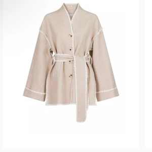 Neo Noir, frenchie wool jacket -Sand - Neo Noir jacka i modellen frenchie wool i färgen sand. Storlek 34 använd endast 1 gång. Jackan är så gott som ny, inga fläckar eller skador. 