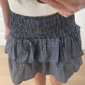 Kjol från Neo Noir - Säljer denna superfina kjol från Neo Noir💕 står inte storlek men skulle säga att den passar allt från XS-M, då den har resår i midjan