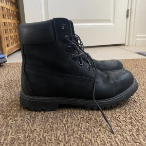 Svarta Timberland  - Svarta Timberland med snörning. Använda ett par gånger men fortfarande i bra skick