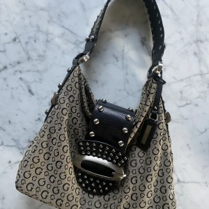 Guess väska  - Väska från Guess. Vintage modell men riktigt bra skick! Superfin 