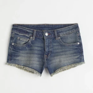 jeansshorts  - skit snygga jeans shorts från hm. aldrig använda så är som nya. storlek 34 alltså xs/s