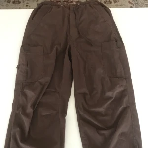Jaded london parachute pants  - Jaded london parachute pants väldigt sköna och baggy. Använt fåtal gånger och inga defekter skriv om ni vill ha mer bilder. 