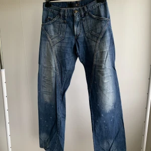 Roberto Cavalli Jeans - Jeans från Roberto Cavalli. I fint skick. Storlek 46, passar W29 och W30. Made in Italy. Djur & Rökfritt hem. Nypris: 4 500kr.