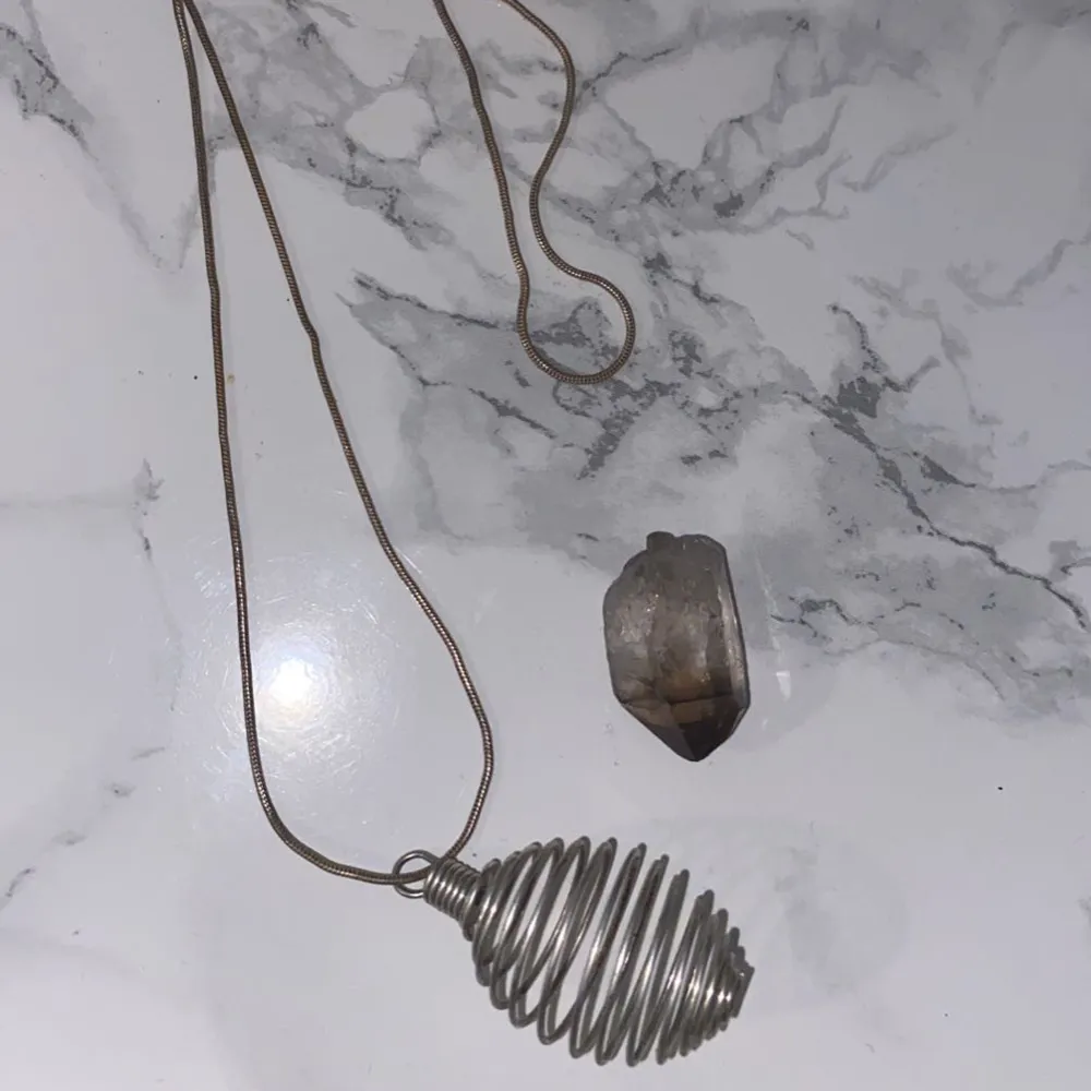 Rökkvartsspets naturell kristall, den kommer med en äckta silver kedja och förvaring i halsband för kristallen. 😊. Accessoarer.