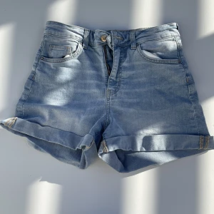 Snygga shorts - Ett par ljusa jeansshorts från h&m, fint skick i storlek 38 men med bra stretch. Högmidjade.  Köpare står för frakt.