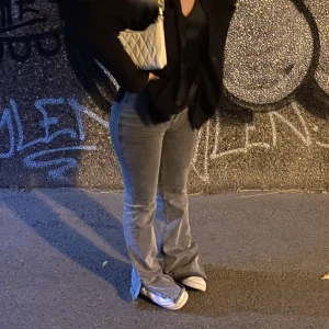 Grå jeans  - Snygga gråa jeans från shein i storlek W29 L32. Säljer då de är för långa för mig, knappt använda:) 