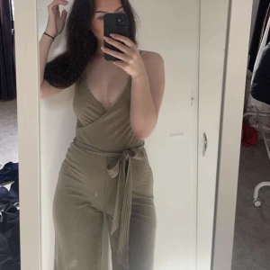 Jumpsuit - En snygg jumpsuit från BikBok i storlek S💕