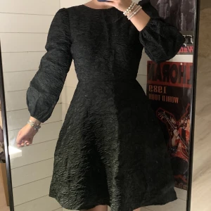 Klänning - Klänning från NAKD Väldigt vacker och passar till sommarens alla tillställningar! Storlek 36 (s) Öppen rygg med justerbar knytning