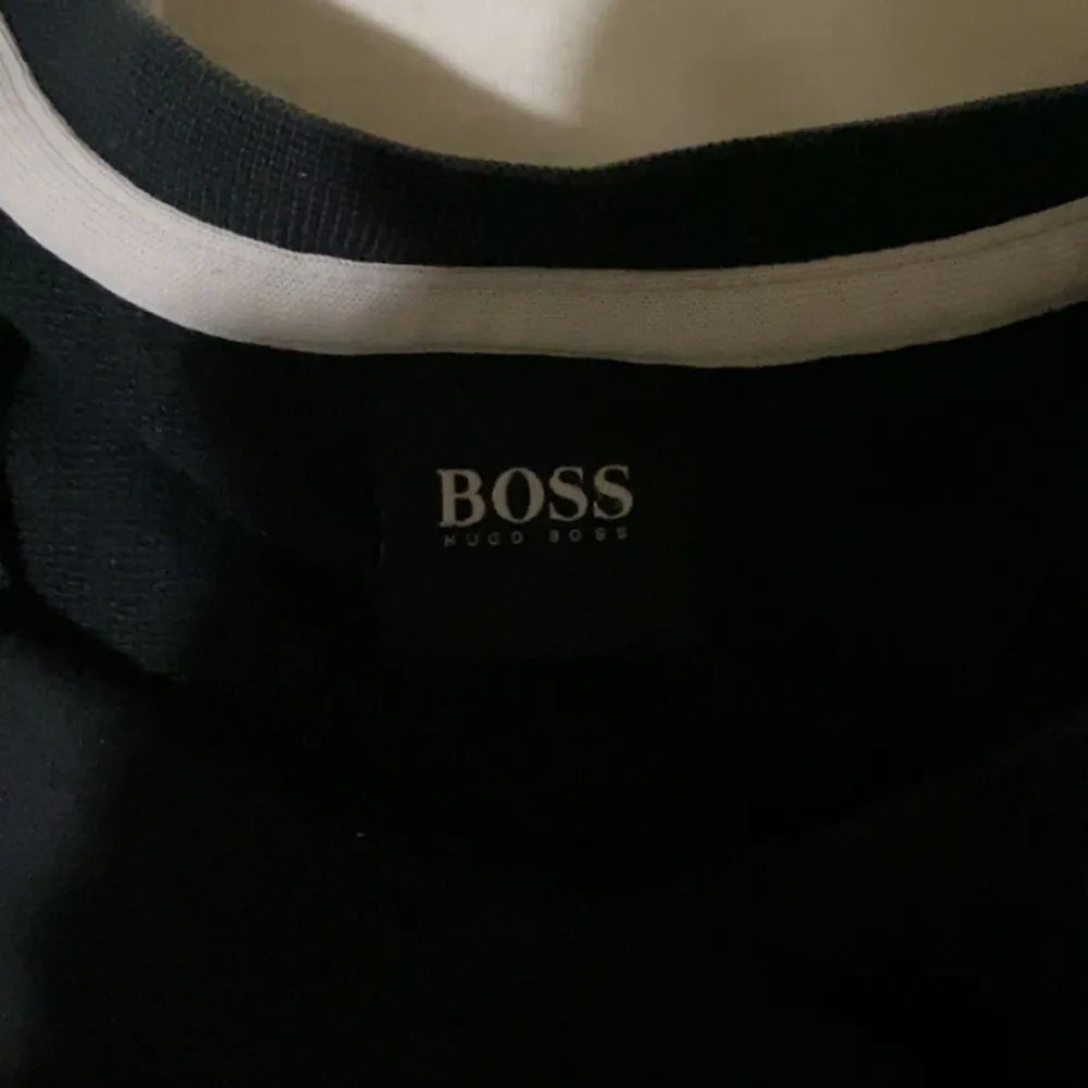 Hugo boss sweatshirt storlek M svart och vit nypris 999kr. Tröjor & Koftor.