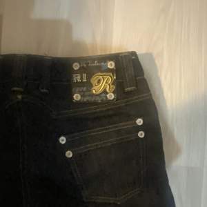 Jätte snygga svarta lowaist bootcut jeans som tyvärr inte kommer till användning. Klicka gärna på ”köp nu”💕