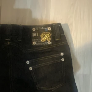 Svarta jeans - Jätte snygga svarta lowaist bootcut jeans som tyvärr inte kommer till användning. Klicka gärna på ”köp nu”💕