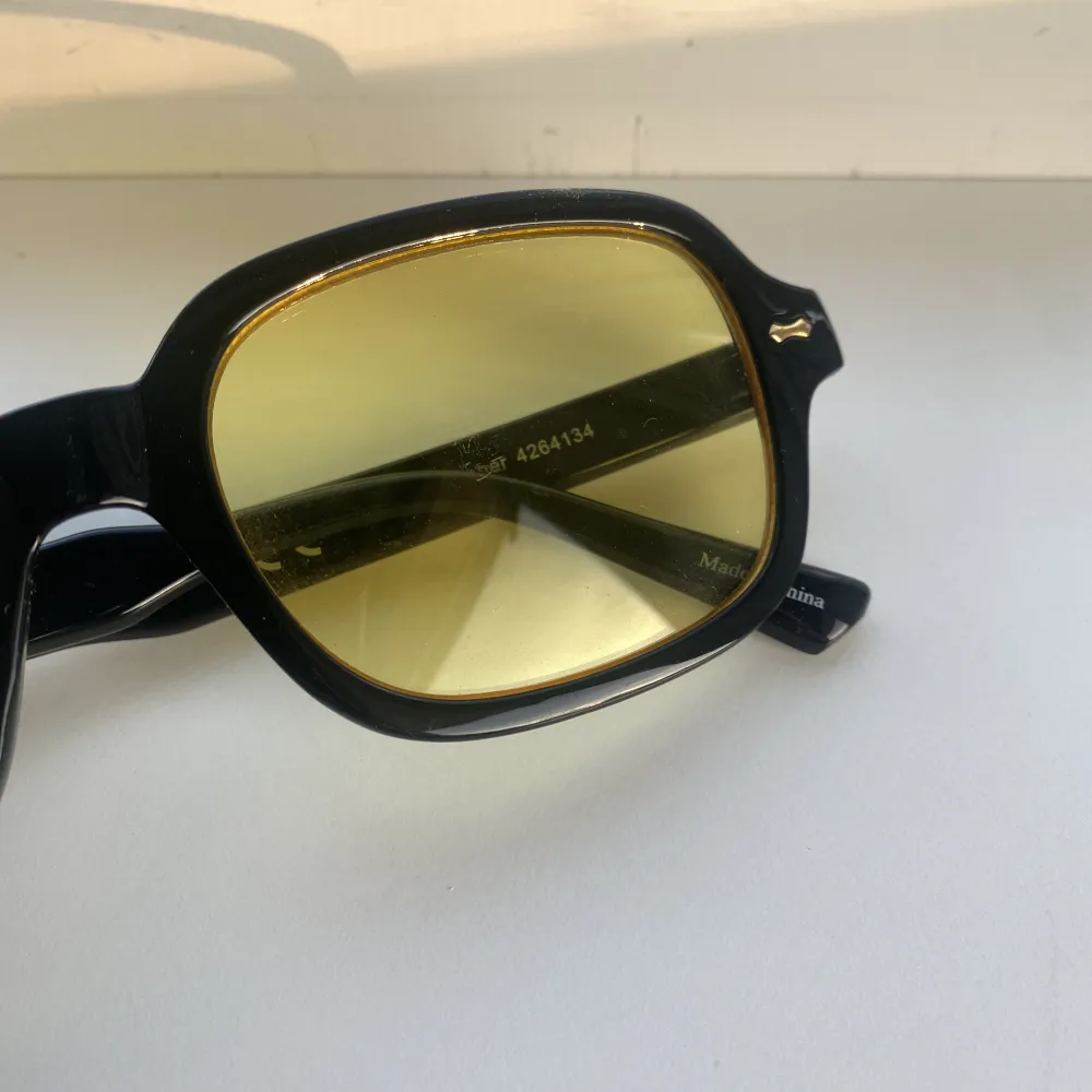 Säljer dessa coola solglasögon då jag köpte dem men kände att dem inte passade mig. Köpa via ”köp nu” knappen för säker frakt. Frakten tillkommer 💛⭐️🌻. Accessoarer.