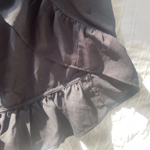 Kjol - Kjol som går att anpassa till midjan genom banden, använt ett fåtal gånger