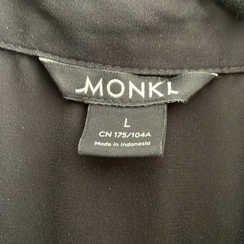 En skjortklänning från Monki. Sparsamt använd.. Klänningar.