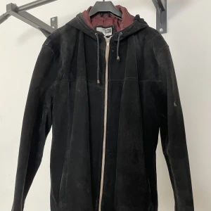 Mockajacka med huva XL - Svart mockajacka med huva i fint skick stl XL