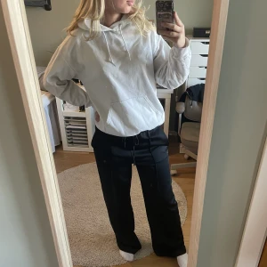 Vit hoodie - Vit hoodie som är lite nopprig men fortfarande hyfsat skick