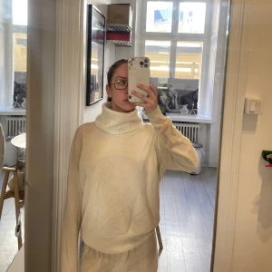 Kashmirtröja uniqlo - Superfin tröja i 100% Kashmir från uniqlo!  Storlek M men sitter mer som en S tycker jag som vanligtvis har XS.  Små hål på ena ärmen annars inga defekter. 