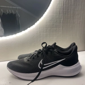 Nike träningsskor - Nästan helt nya träningsskor ifrån nike, använda 1 gång tills ja insåg att de var för små tyvärr. Jätte fina och perfekt till både löpning och gym🖤Nypris runt 800 kr