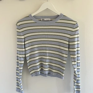 Randig ZARA tröja  - Väldigt bra krocka. Använt en gång. Storlek L men sitter som S