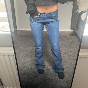 Levis jeans - Snygga mörkblå Levis jeans!  Köpte på sellpy. Aldrig använda av mig, gott skick! Skriv för fler bilder. Säljer även fler jeans så gå in på min profil o kolla!