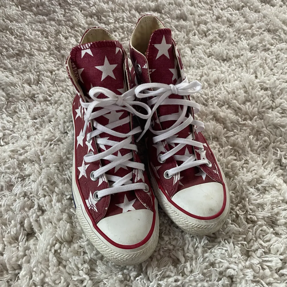 Säljer mina fina converse skor med stjärnor på!⭐️ de är i storlek 36.5 men passar 37/37.5 också🩷 inga defekter och helt vita snören. Passar perfekt till hösten❤️❤️. Skor.