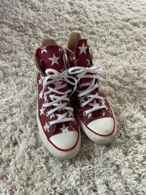 Converse - Säljer mina fina converse skor med stjärnor på!⭐️ de är i storlek 36.5 men passar 37/37.5 också🩷 inga defekter och helt vita snören. Passar perfekt till hösten❤️❤️