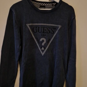 Stickad Guess Tröja - Storlek L, men är väldigt liten i storleken så sitter som en M. Använd ett fåtal gånger då den var på gränsfall till för liten när jag köpte den.
