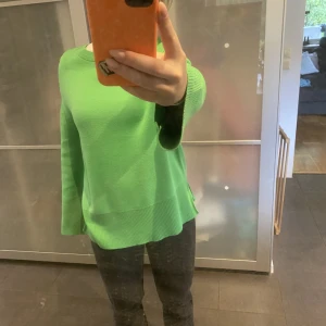 Grön stickad tröja  - Säljer denna grön stickade tröja som aldrig blivit till användning i storlek xs men skulle säga att den passar xs-m beronde på hur man vill ha den jag har ofta mellan xs-s 