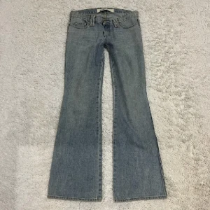 Gap lågmidjade bootcut jeans  - Säljer dessa GAP lågmidjade bootcut jeans i jättebra skick ❤️ Midjan: 78cm och innerbenslängd: 77cm 🫶