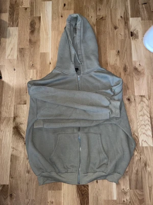 Tröjor mm - Allting är i storlek M. Bild 1: grön hoodie, väl använd men fint skick 100kr Bild 2: tränings tröja, använd 1 gång, 50kr Bild 3: brun stickad tjock tröja, använd 2 gånger, 100kr
