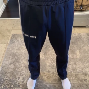 Palm Angels Byxor L - Säljer mina Palm Angels byxor, då jag inte använder dem så ofta längre, storlek L och passar dig som är mellan 180-190, kvitto finns och även tags, tveka inte att göra av dig vid någon fundering.