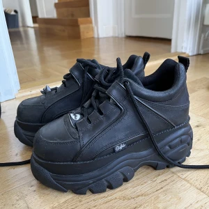 Buffalo - Buffalo skor i nyskick. Endast använda 2 gånger. Storlek 37  500kr plus frakt🌸