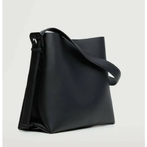 Mango väska - Säljer denna fina väska Använd en gång  Kan skcika bilder på begäran 