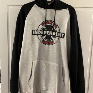 Säljer en Independent hoodie, använd flitigt Storlek M