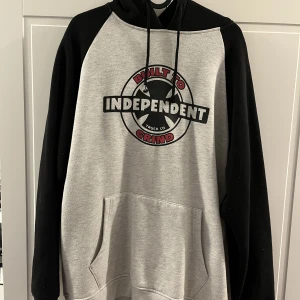 Independent luvtröja  - Säljer en Independent hoodie, använd flitigt Storlek M