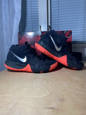 Kyrie 4 black metal silver - Andvändt skick   Nypris: 3,800kr Öppen för byte