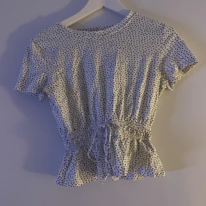 Prickig topp med resår - Söt prickig topp med resår i midjan  Bra skick 