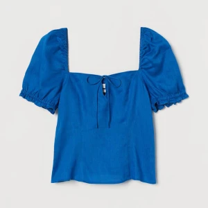 Blå blus H&M - Säljer denna superfina blåa blusen från H&M i storlek M eftersom den är en aning stor på mig. Jättefin färg! Bra skick och använd ca 3 gånger. Kontakta för fler bilder. Köparen står för frakt!