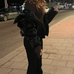 JDY puffer jacket - Glansig pufferjacket JDY från Nelly. Använd 1 gång och fick den i julklapp. Jackan är varm och den är glansig men lite åt sammet glansig. Köpte den för 670kr.  bara att skriva vid fler frågor och bilder💓 