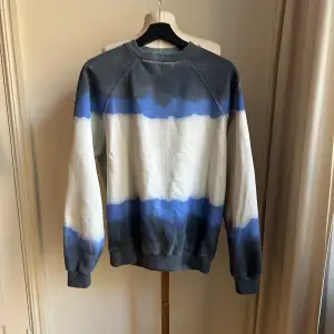 Sweatshirt i gradient färg av grått och blått från Jeanerica. Köpt för några månader sedan, sparsamt använd.