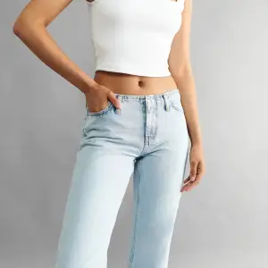 Säljer nu mina super fina ljusblå low waist jeans ”No waist jeans” från Gina. De är i fint skick, inga fläckar osv! 💓 Storlek 36, nypris 499kr!